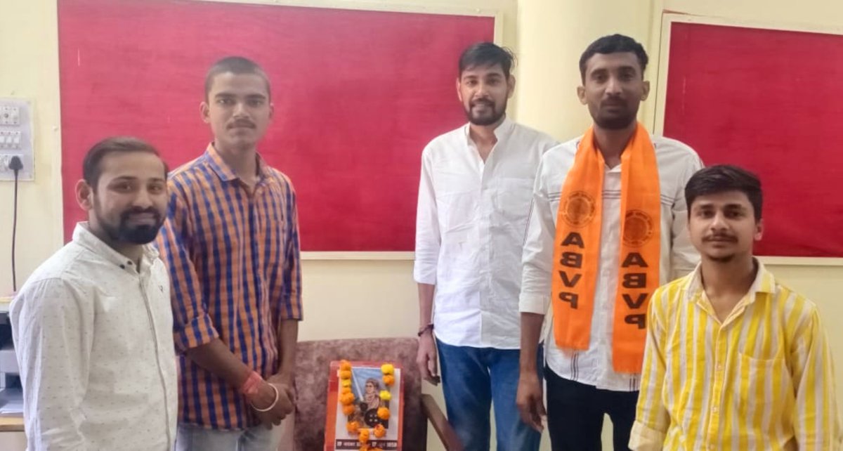 Advocate22Raj's tweet photo. #MDSU_AJMER рд╡ #GLCA рдореЗ @ABVPVoice рдХрд╛рд░реНрдпрдХрд░реНрддрд╛рдУрдВ рдиреЗ рд░рд╛рдиреА рд▓рдХреНрд╖реНрдореАрдмрд╛рдИ рдЬрдпрдВрддреА рдХреЗ рд╕реБрдЕрд╡рд╕рд░ рдкрд░ рдЙрдирдХреА рдлреЛрдЯреЛ рдкрд░ рдорд╛рд▓реНрдпрд╛рд░реНрдкрдг рдХрд░ рдкреБрд╖реНрдкрд╛рдВрдЬрд▓рд┐ рдЕрд░реНрдкрд┐рдд рдХрд░ рдЙрдиреНрд╣реЗрдВ рдпрд╛рдж рдХрд┐рдпрд╛ рдФрд░ рдХрд╛рд░реНрдпрдХрд░реНрддрд╛рдУрдВ рдиреЗ рдЙрджреНрдмреЛрдзрди рджрд┐рдпрд╛ред
#рд░рд╛рд╖реНрдЯреНрд░реАрдп_рдХрд╛рд░реНрдпрдХреНрд░рдо #ABVP ЁЯЪй
@iAjayThakur @harish_sharma1 @impsdeora https://t.co/E6oF25Xc1u