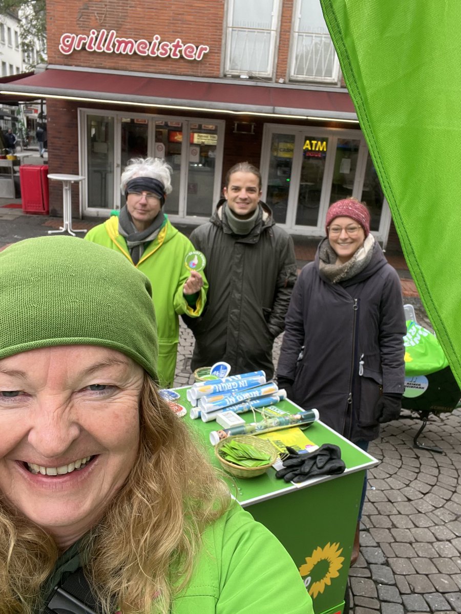 GRÜNE Düsseldorf Stadtmitte (@gstadtmitte) on Twitter photo Heute waren wir mit der #Ansprechbar am Bolker Stern. Neben den doch kühlen Temperaturen sind die weniger schönen Momente die, wenn man als Kriegstreiber bezeichnet wird. Aus unserer Sicht ist das völlig daneben. Wir werden weiter ansprechbar bleiben.
#Duesseldorf <a href="/grueneddorf/">GRÜNE Düsseldorf</a> Heute waren wir mit der #Ansprechbar am Bolker Stern. Neben den doch kühlen Temperaturen sind die weniger schönen Momente die, wenn man als Kriegstreiber bezeichnet wird. Aus unserer Sicht ist das völlig daneben. Wir werden weiter ansprechbar bleiben.
#Duesseldorf <a href="/grueneddorf/">GRÜNE Düsseldorf</a>