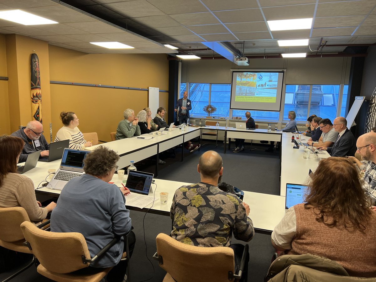 sanseveria's tweet photo. Full house at @ookgezellig’s @OpenRefine @WikiCommons workshop at #wikiconNL 🥳💎 https://t.co/enrbooluyh