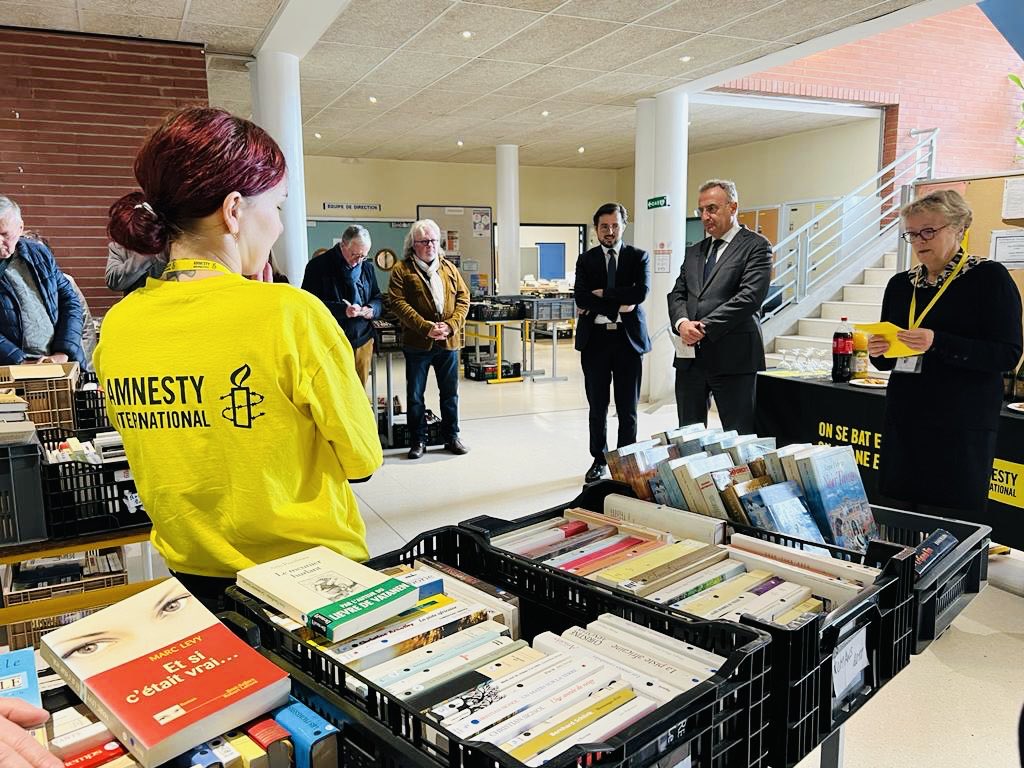 MA_Jamet's tweet photo. Depuis 2001 je célèbre à la foire aux livres ⁦@amnestyfrance⁩ les droits de l’homme et la démocratie au Lycée Marc Bloch ⁦@valdereuil_info⁩. Avec ⁦@p_brun⁩ , notre député et ⁦@Legerjanick⁩ maire de Léry, belle rencontre avec ces militants vrais et sincères https://t.co/kv6sXyda6Z