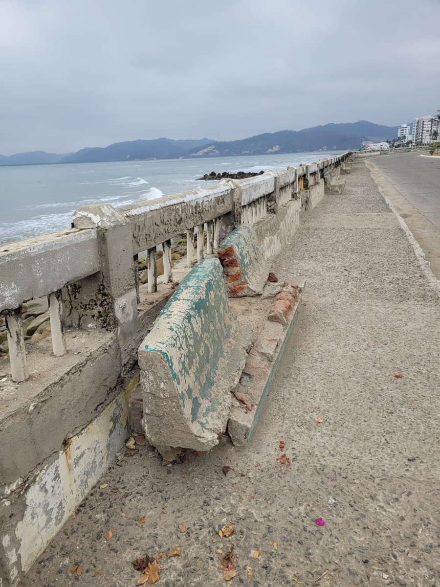 Estamos en Bahía por la competencia del cruce San Vicente, Bahía. Una ciudad golpeada por un terremoto devastador, abandonada, vacía y sin oportunidades. Medio malecón regenerado el resto en escombros. Sin inversión y gestión de las autoridades locales.