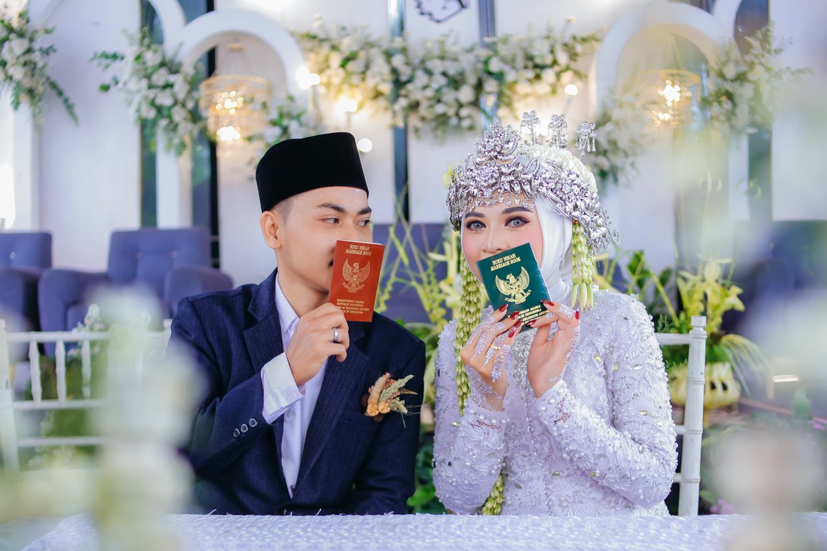 wida_hal's tweet photo. Suddenly, Akad. 

Bagiku ini nggak suddenly, dibalik semua ini ada proses panjangnya, ada drama indosiar, ada jungkir balik dunia sisi, ada badai petir atta halilintar. Campur aduk pokoknya dan ngga semua berjalan mulus. 
Syukur Alhamdulillah semua itu telah terlalui. https://t.co/nUGQ7BmAnJ