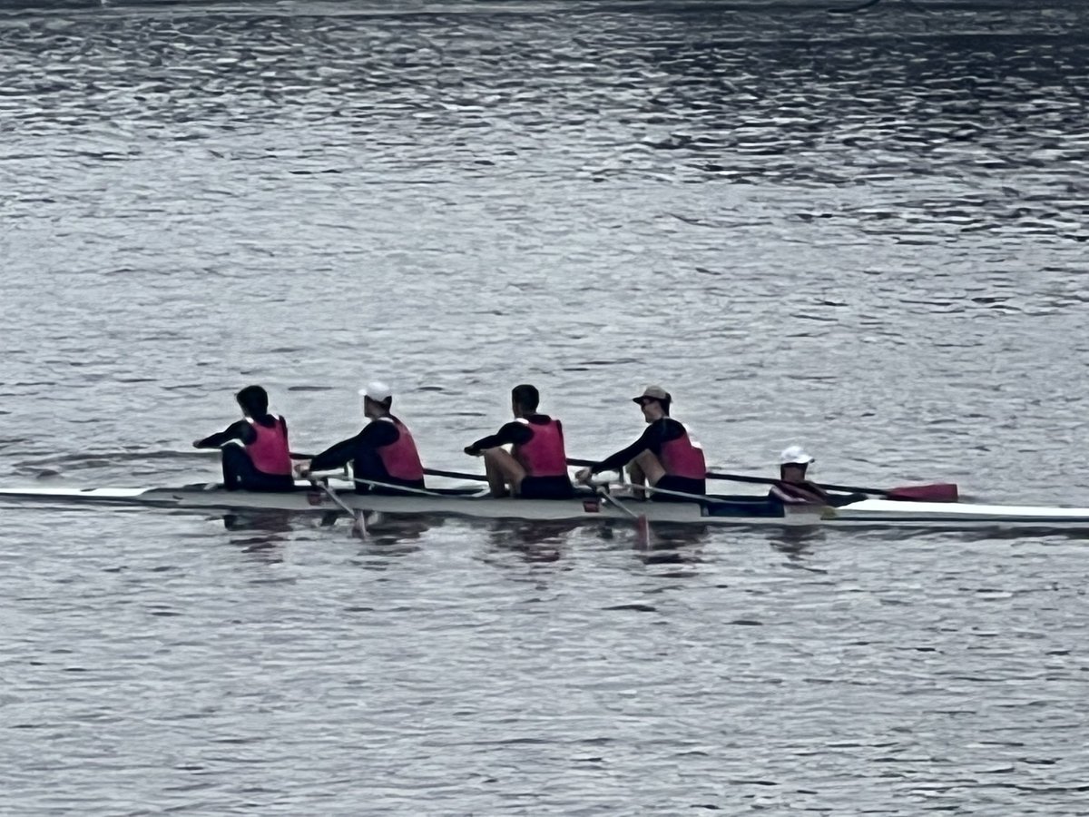 FASBCabingdon's tweet photo. Senior fours racing to the finish @abingdonrowing @FoursHead  #abingdonrowing #oldabingdonians https://t.co/2bQqolDfUM