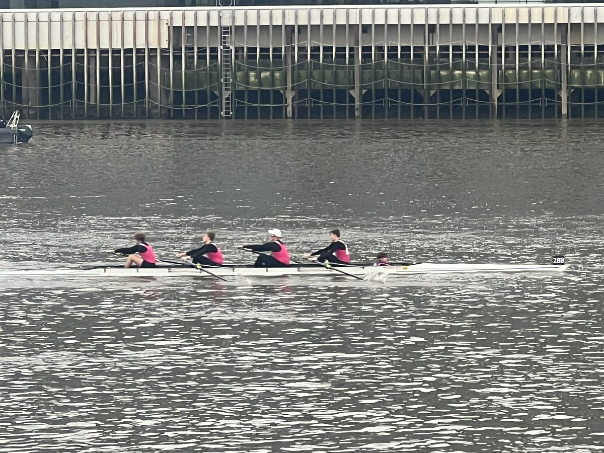 FASBCabingdon's tweet photo. Senior fours racing to the finish - strong finish @abingdonrowing @FoursHead  #abingdonrowing #oldabingdonians https://t.co/wS6PRDeMYH