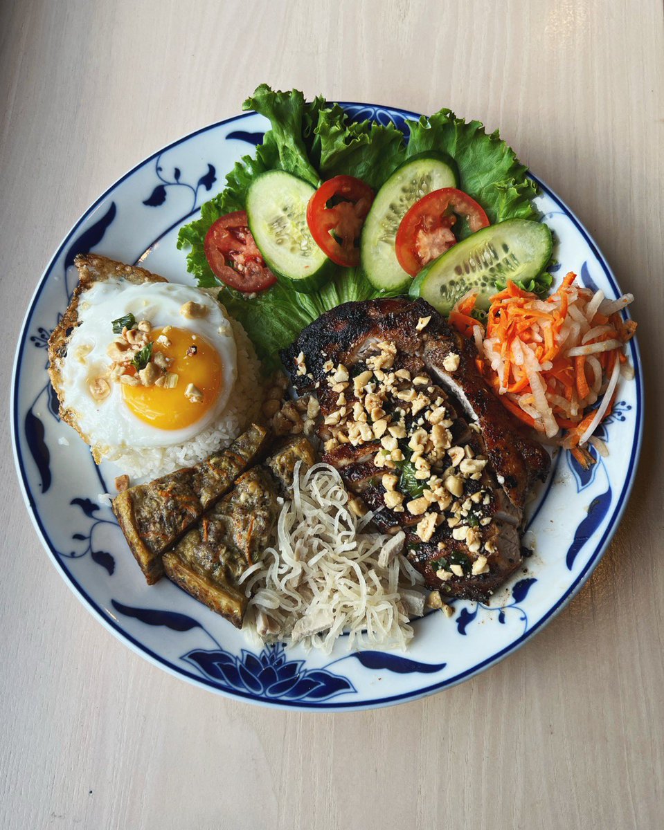 pholangthang's tweet image. Get your cơm tấm fully loaded đặc biệt style with fried egg, Bì (Matchstick cut pork w/ skin in roasted rice powder), &amp;amp; Chả Trứng Hấp (Pork &amp;amp; egg meatloaf)! The 12oz pork chop is 🔥🔥🔥 #pholangthang #dothelangthang #dinner #porkchops #riceplate #vietnamesefood #cincinnati