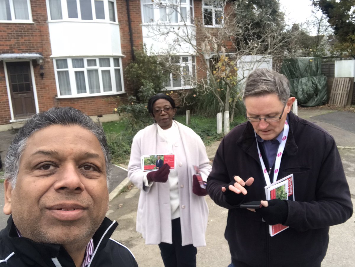 #Edgware #HarrowEast this morning talking to residents on local issues #CostOfLivingCrises with <a href="/CllrNitin/">Cllr Nitin Parekh</a> @PhillipODell4 <a href="/MurphyStrachan/">Angella MS</a> <a href="/HarrowLabour/">Harrow Labour Party</a> <a href="/harrowelabour/">Harrow East Labour 🌹</a> <a href="/LondonLabour/">London Labour</a>