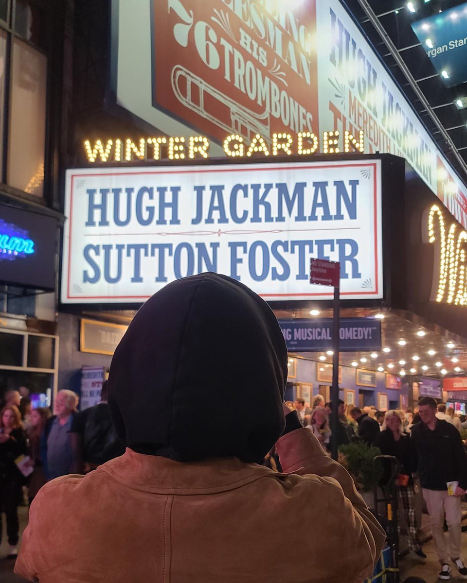 คือเหมือนคุยกันว่านิวยอร์กมีอะไรดีบ้าง แจฮยอนพูดถึง Hugh Jackman แล้วก้การไปดู The music man musical แบบพูดมาตลอดว่าอยากไปดู พอว่างก้เลยหาตั๋วแล้วก้ได้ดูซักที จองอูนักดันหลังแจฮยอนบอกว่างานอดิเรกดูเข้ากับพี่จัง พี่เหมาะกับอะไรที่ดูหรูหรา55555555555555