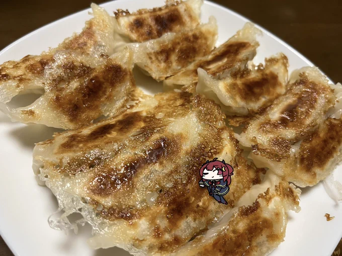 ロアちゃんサムをお布団にロアちゃんサムのぬいぐるみは元気してる〜?サムいと好きなぬいぐるみとお布団入りたくなることもあるけど、入れたら入れたで暑くなることももしや生きてるんじゃ?ロアちゃんに抱き枕にしたくなるぬいぐるみとの出会いを今日のご飯餃子 #ロアート 