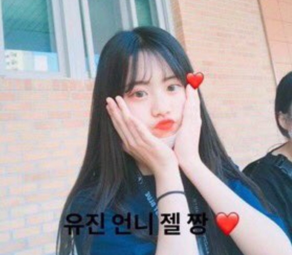proud_serene's tweet photo. "GaRaM HaD BaNGsSsS"

She didn't have no bangs. She OWNED those bangs. Everything just fits her like a glove, idc. https://t.co/QAYUEIb7OP