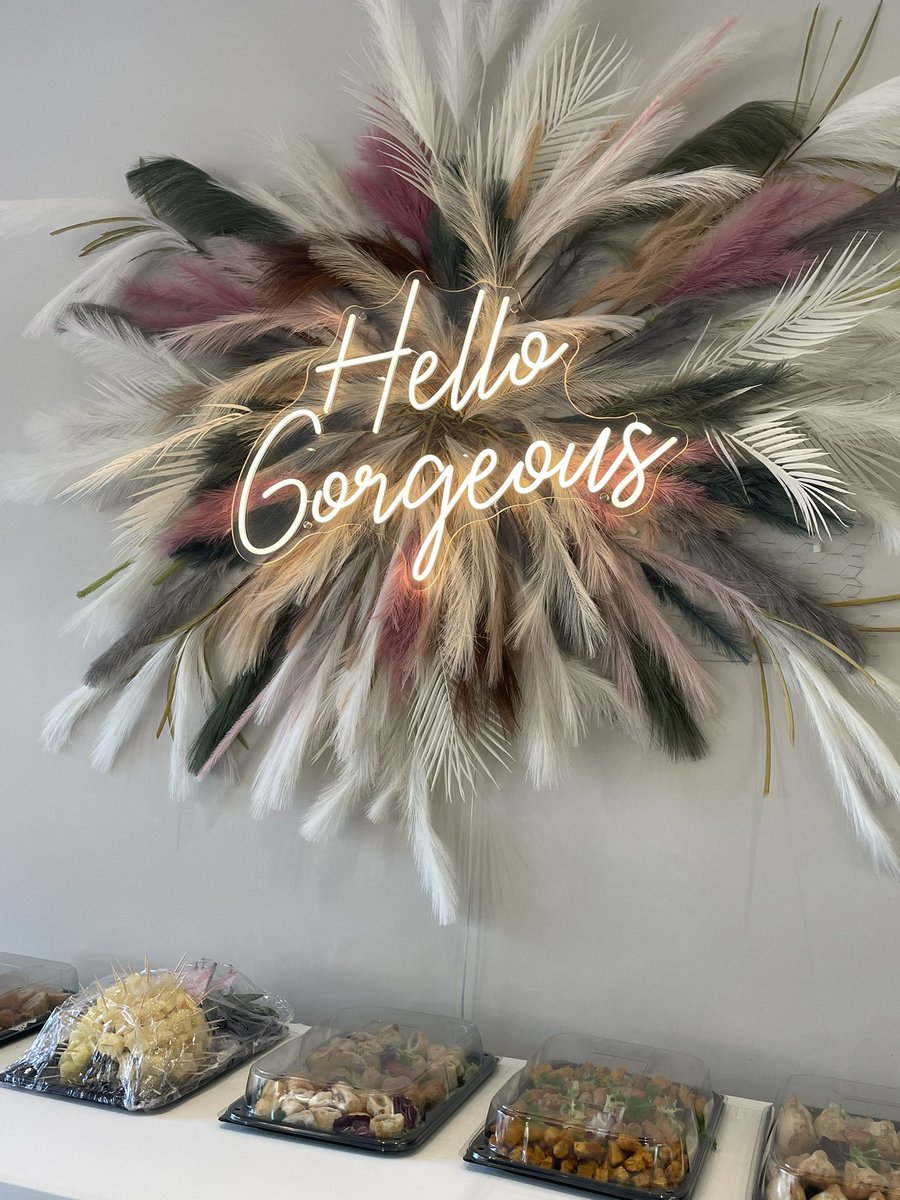 klroe16's tweet photo. @RMcElhenney @RyanReynolds if your in need of a glass of champagne or a hair cut Avenue Hair and Beauty are having a grand opening today !! Wrexham businesses rock 🥂🍾🥂🍾 https://t.co/9md7i9nJFu