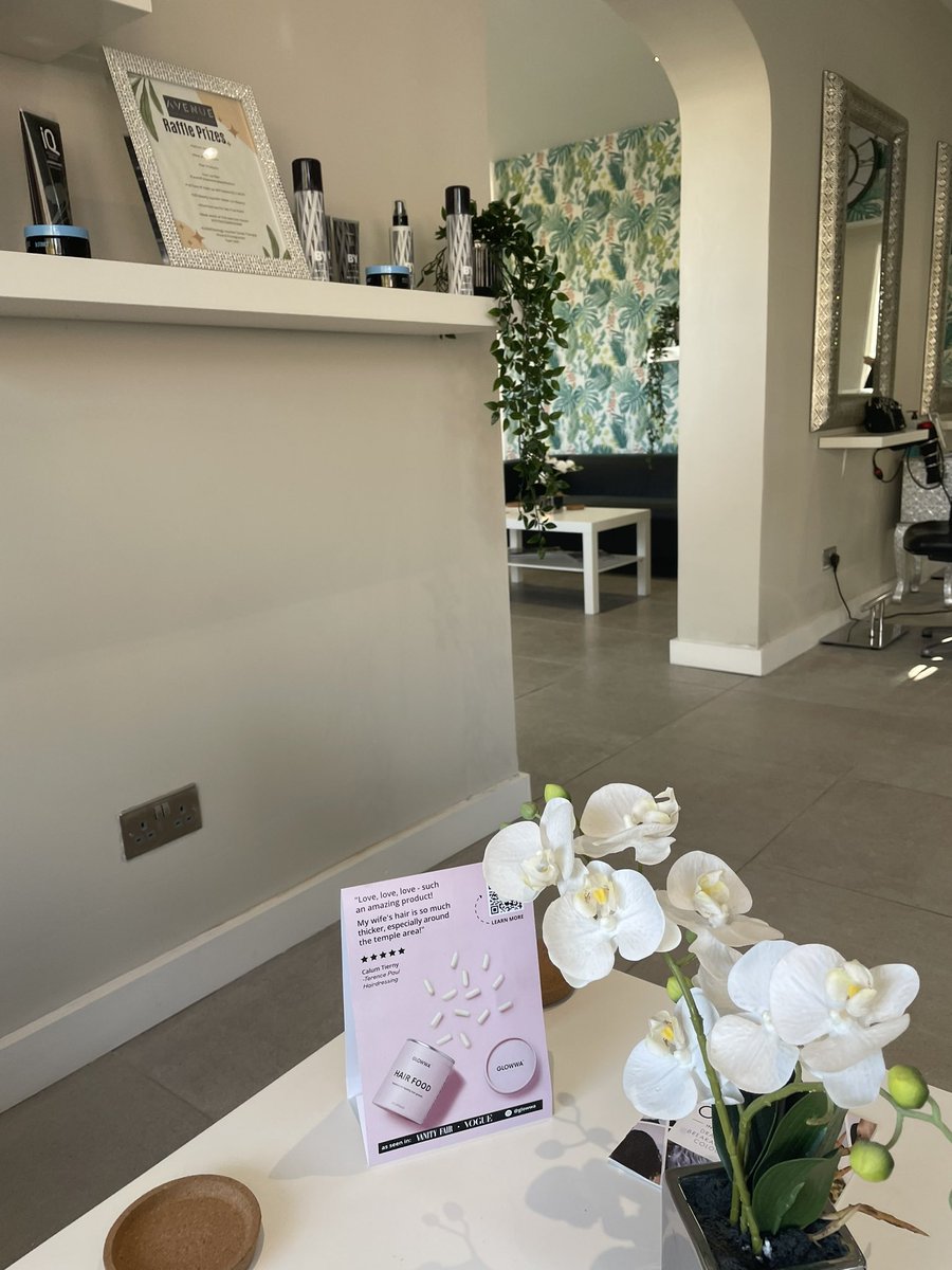 klroe16's tweet photo. @RMcElhenney @RyanReynolds if your in need of a glass of champagne or a hair cut Avenue Hair and Beauty are having a grand opening today !! Wrexham businesses rock 🥂🍾🥂🍾 https://t.co/9md7i9nJFu
