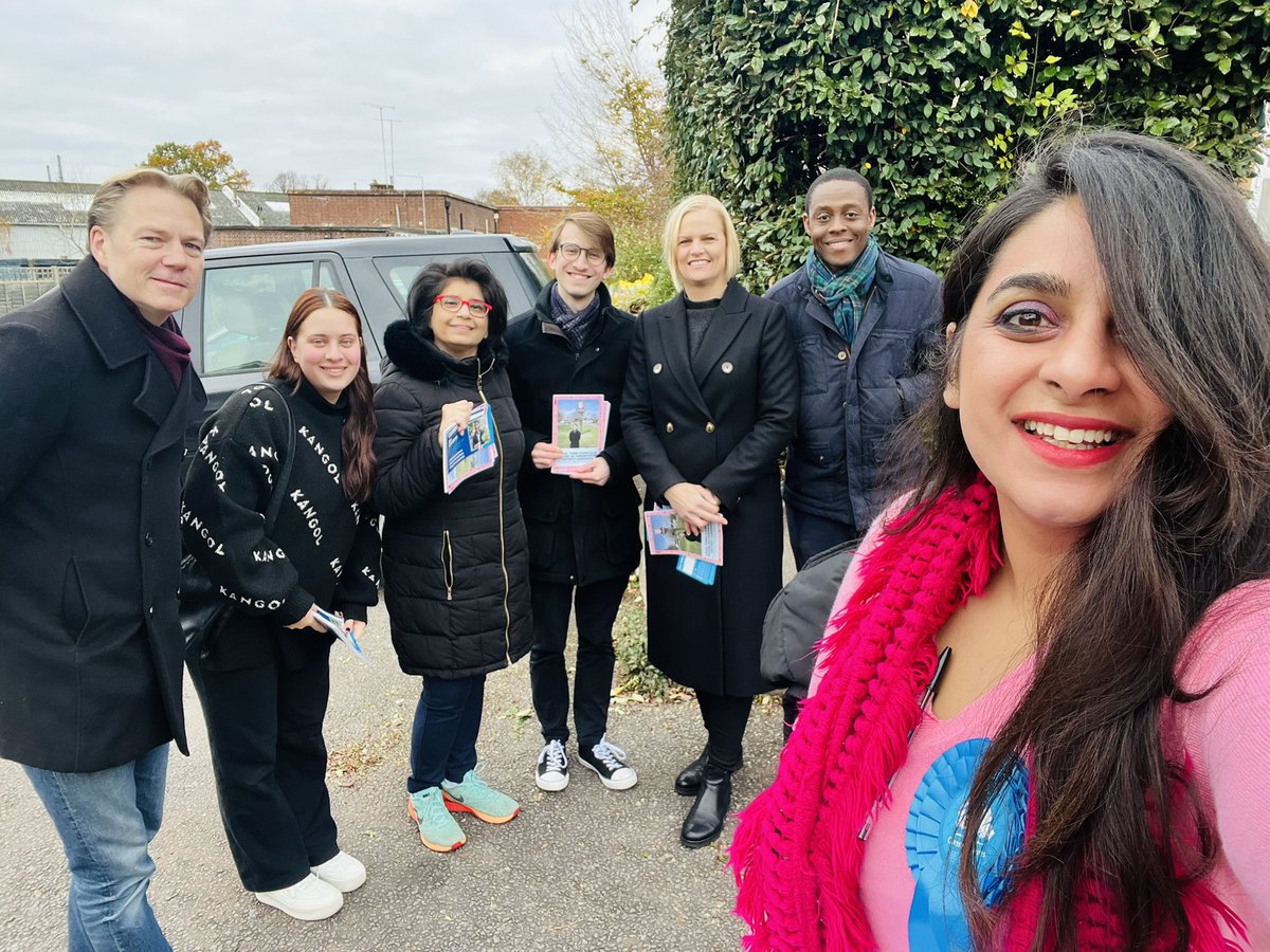 Delightful morning talking to residents in Harpenden, with our fantastic local Member of Parliament @BimAfolami 💙 Shoutout to our amazing team @MarkCDormer @ahmereenreza @matcow7 Alexia and Harpenden Town Mayor Lisa. We’re working hard for residents all year round! 💪