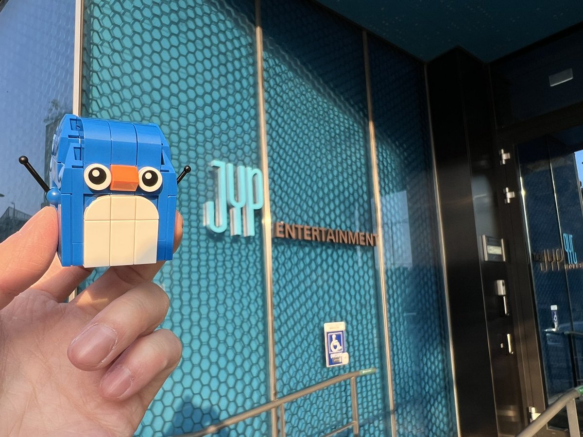 fatapplezzz's tweet photo. LEGO #Nayeon #Mina and #Miguin 🐧 visits JYPE office! Let’s keep voting for our girls for MAMA and I’m voting for TWICE (@JYPETWICE) for Favorite K-Pop Artist at the #AMAs          
#TWICE #트위이스 https://t.co/56zHvVRlYU