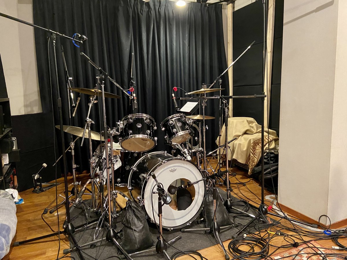 CuddlyDominion's tweet photo. 今日はMannish Recording Studioさんを初めて使わせてもらってレコーディング。
DWのキットを使いたいとのことでお借りして、プリ周りや機材全般バンドに合っていてかなり良い感じに録れました！ありがとうございます！！ https://t.co/hbGk9OeezX