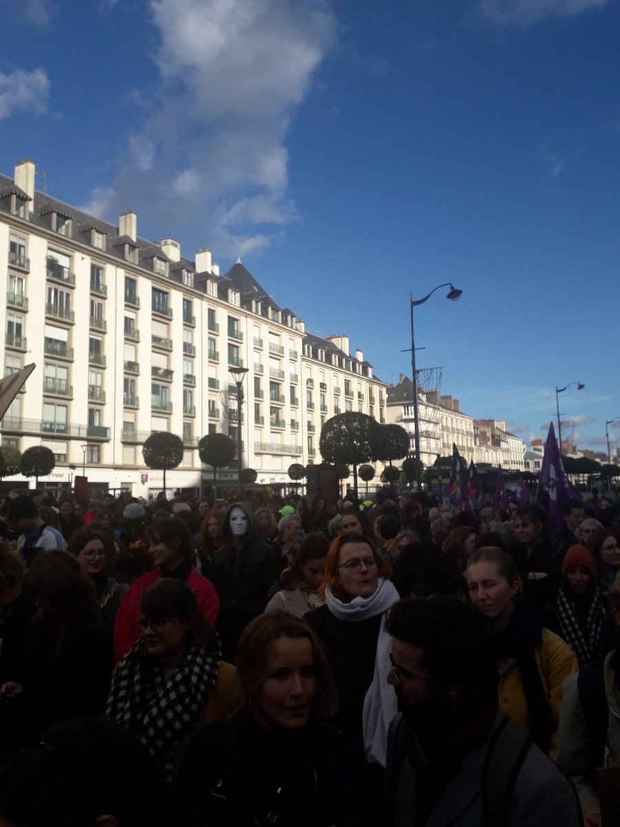 Une femme décéde tous les trois jours en France sous les coups de son compagnon. Rassemblement en cours à république pour dénoncer toutes les violences sexistes et sexuelles, à l'appel de 24 organisations ✊#rennes #25NOVEMBRE