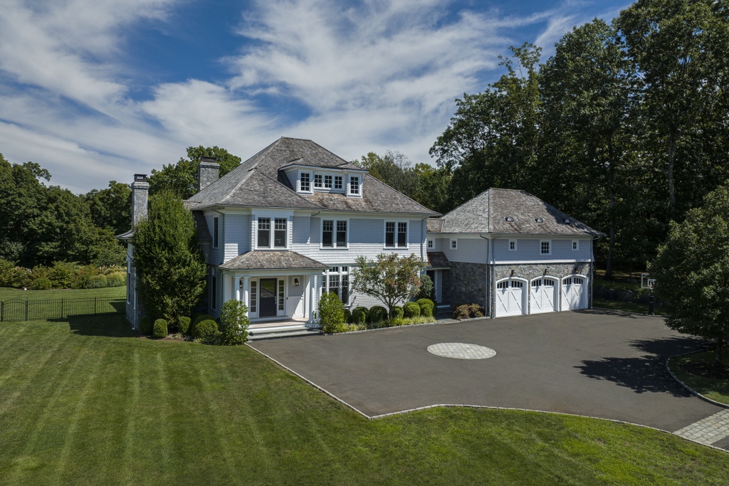 See what makes us thankful to live #NorthofNYC at an open house this weekend. Like this stunning like-new Colonial in #Greenwich. 311 Stanwich Road in Greenwich, CT listed by Spencer Sodokoff. To view the full list of weekend open houses click here: hlre.co/2YsWX7Q.
