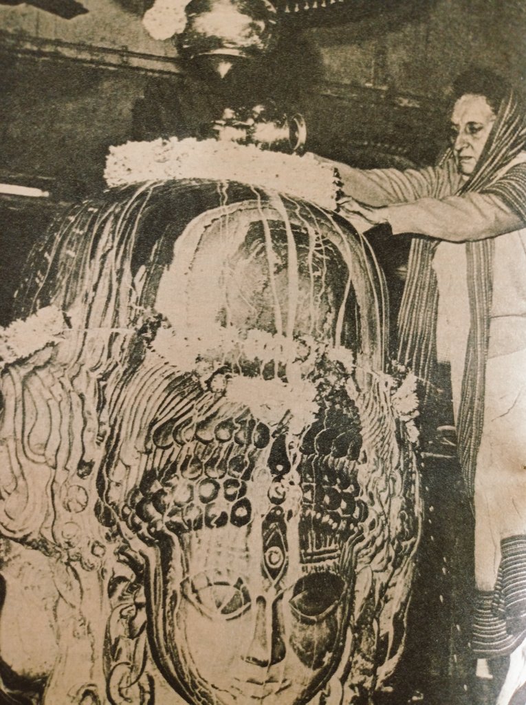 IndiaHistorypic's tweet photo. 1980 :: Indira Gandhi Doing Abhishek of Bhagwan Shiva at Pashupatinath Temple In  Mandsaur ( M.P) https://t.co/Jcnhg36vuW