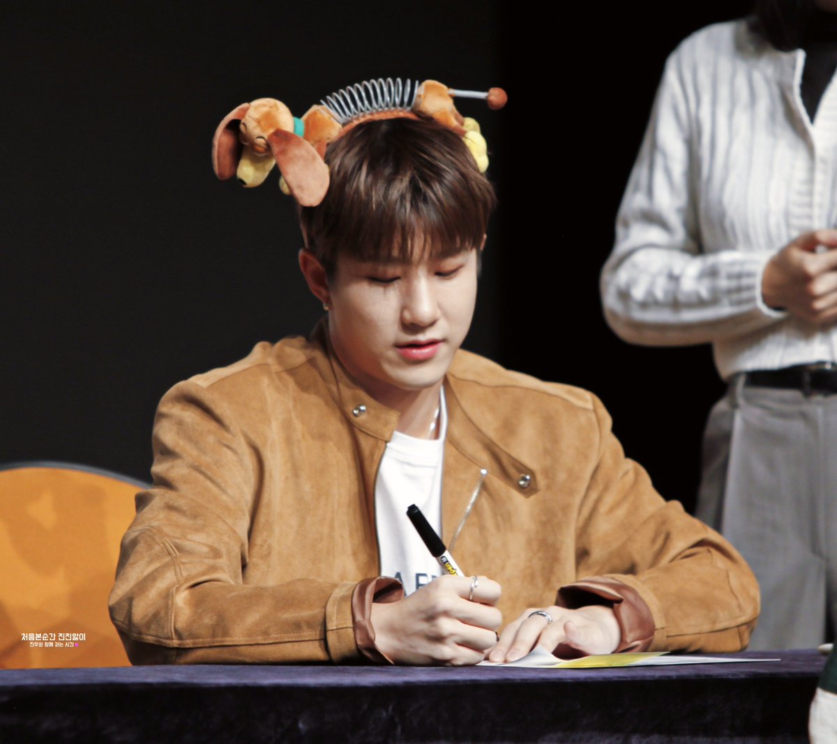 jinjin_firstime's tweet photo. 221119 아스트로 포토북 팬싸인회 후기📖

🐶누나 아직도 일해요?
👩일하죠.

서로의 근황이야기만 하다 끝난 팬싸💦
직업도 기억하고 있던 기억력 좋은 진우😊
가림막없이 보는 진우 너무 좋았어💕

#아스트로 #진진 #astro #jinjin 
@offclASTRO https://t.co/3awzCr6gmu