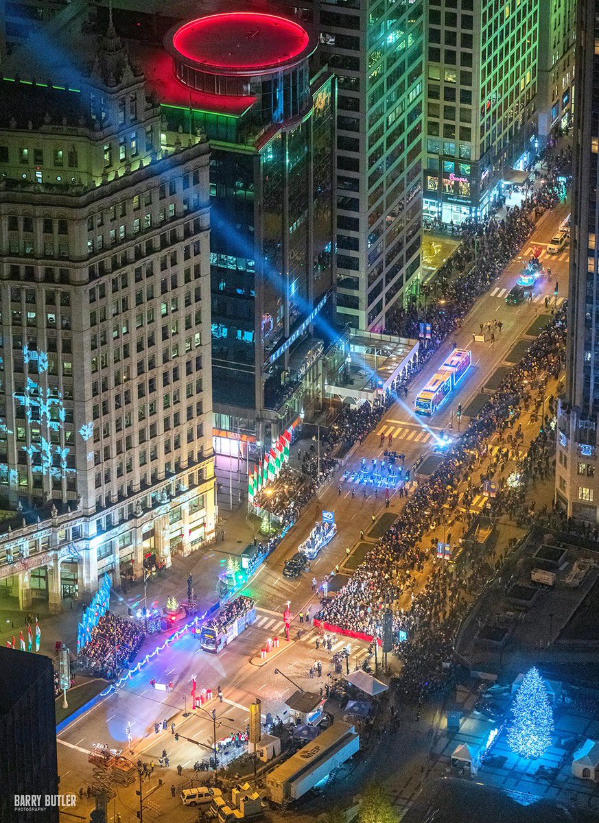 barrybutler9's tweet photo. The 31st annual Magnificent Mile Lights Festival Parade is this evening along Michigan Avenue. #chicago #Christmas #news #holidays https://t.co/2GV8znQWK5