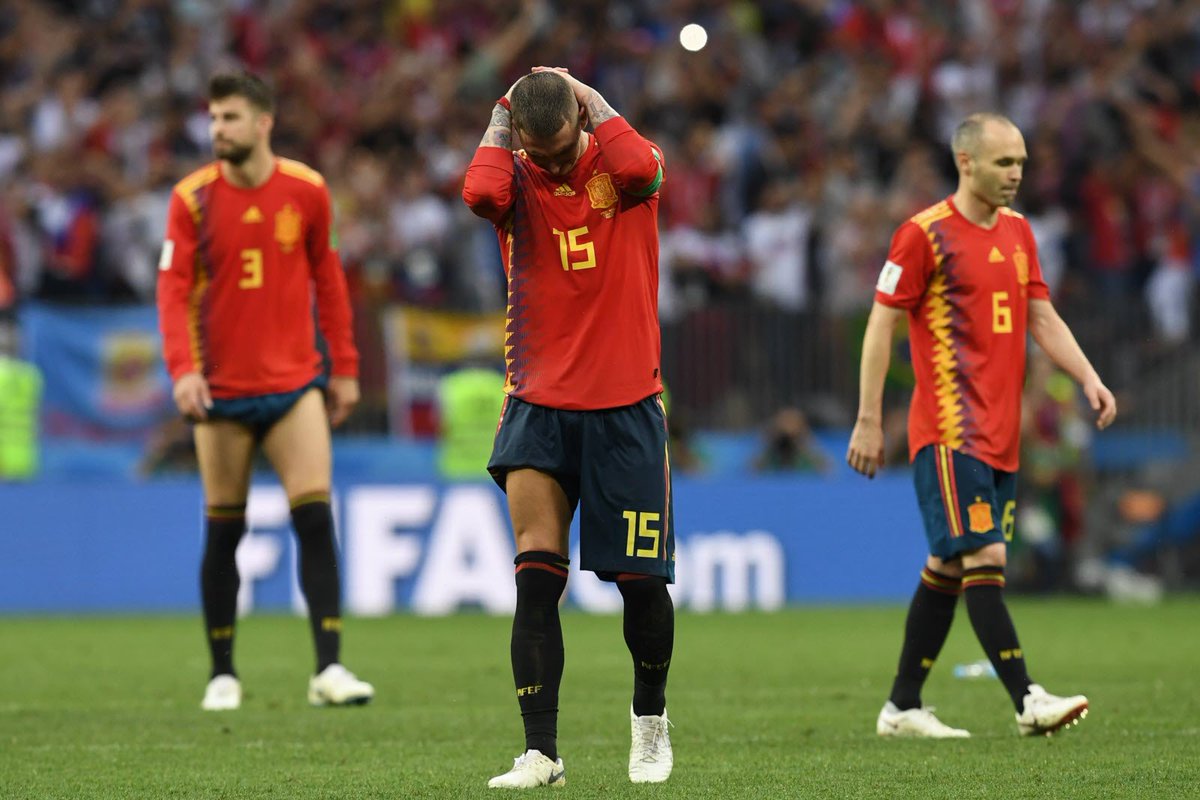 Footballdayy10's tweet photo. #FDWC🏆: Le fiasco de la Roja !
La presse espagnole est quasi-unanime à estimer que le limogeage de l'entraîneur Julen Lopetegui à deux jours du début de la compétition (à la suite de l'annonce de son arrivée au Real Madrid) est largement le responsable de ce fiasco.
(5/10) https://t.co/kmbQdB7ecB