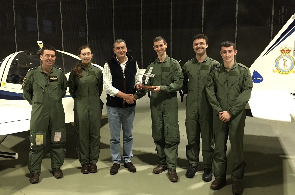 Congratulations to Matt Thomas for being awarded the Daz Erry Trophy as the Top Student on the Army Flying Grading course that finished yesterday. Max is an ex-@metpoliceuk officer & starts @RMASandhurst in the New Year & hopes to become an @ArmyAirCorps pilot. Good luck. 🚁