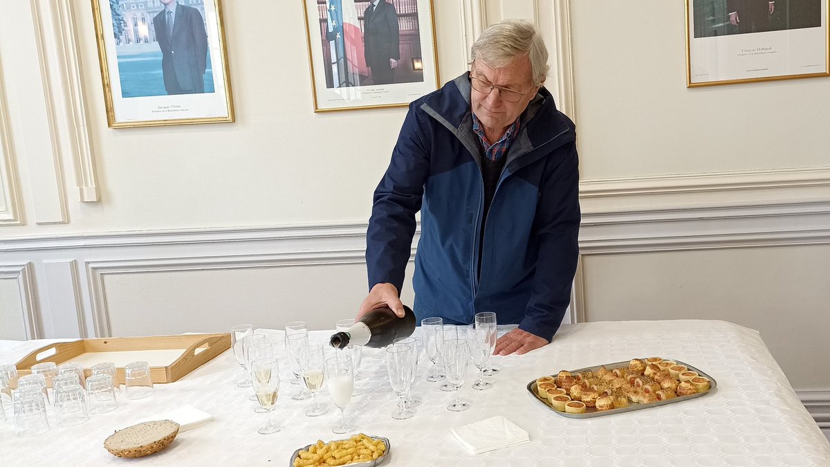 [Accueil des nouveaux mercinois]

Ce matin nous avons eu l'occasion d'ouvrir la mairie pour y accueillir les nouveaux mercinois installés depuis 2020.

Après un temps de présentation "formel", ce traditionnel accueil s'est clôturé par un moment de convivialité apprécié de tous.