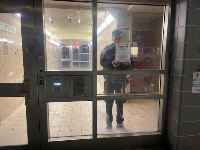 NYPD120Pct's tweet photo. Great job by @NYPDauxiliary distributing some #Gunstop flyers in #ParkHill and #Stapleton. There is a $1,000 REWARD for information leading to the arrest of anyone who possesses an illegal Handgun 1-866-486-7867 https://t.co/e7lXbbgOxW