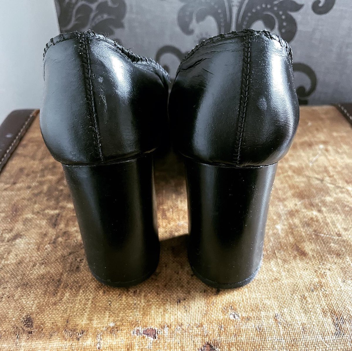 1970s black leather. block heels. Super cute!

Size 7.

$49.00

Please message if interested ✨
