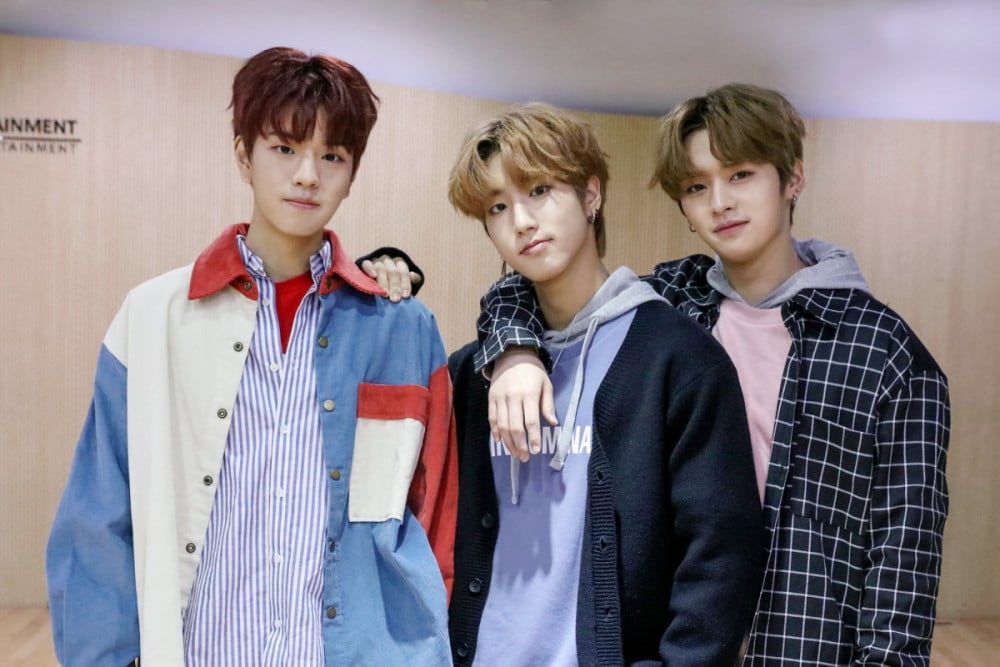MaboKpop's tweet photo. Lee Know, Han &amp; Seungmin positif COVID-19!

JYP Entertainment menambahkan seluruh member #StrayKids telah mendapatkan vaksin ketiga. Lee Know akan absen Music Core untuk sementara waktu.

#LeeKnow #Han #Seungmin
#스트레이키즈 #리노 #한 #승민 https://t.co/7kimsSYnmj