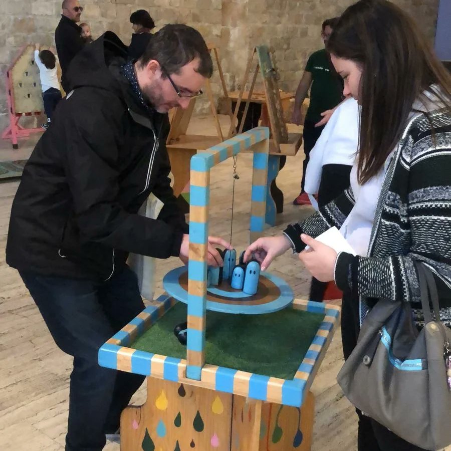 tombscreatius's tweet photo. A la #FestaArrels @MonArrels al @MuseuMaritim de #Barcelona, celebrem que hi ha alternatives possibles a aquest món. I que #jugar forma part d'elles 🙌🏿🙌🏼🙌
Per això, no només juga la canalla.
Amb els #ColorsdeMonstre juga TOTHOM! ☺️🙃
#juguem #TombsCreatius #artsdecarrer https://t.co/TmyO7dqMre