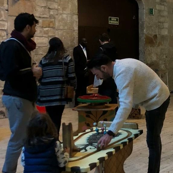 tombscreatius's tweet photo. A la #FestaArrels @MonArrels al @MuseuMaritim de #Barcelona, celebrem que hi ha alternatives possibles a aquest món. I que #jugar forma part d'elles 🙌🏿🙌🏼🙌
Per això, no només juga la canalla.
Amb els #ColorsdeMonstre juga TOTHOM! ☺️🙃
#juguem #TombsCreatius #artsdecarrer https://t.co/TmyO7dqMre