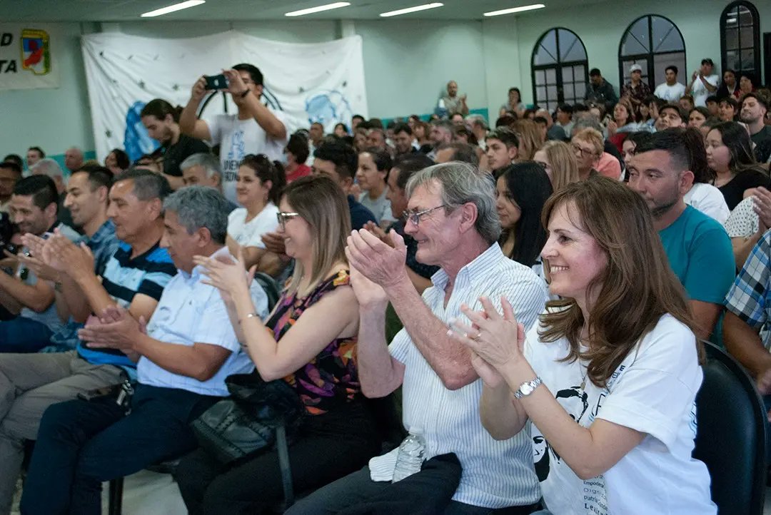 loreparrilli's tweet photo. Encuentro por el día de la militancia peronista en #Cutral Có.
Participamos de un encuentro del Partido Justicialista convocado por la vicepresidenta del Consejo Local Maria Elena Paladino que invitó a todxs los espacios que integran el Frente de Todos, https://t.co/EbDe70bpiH