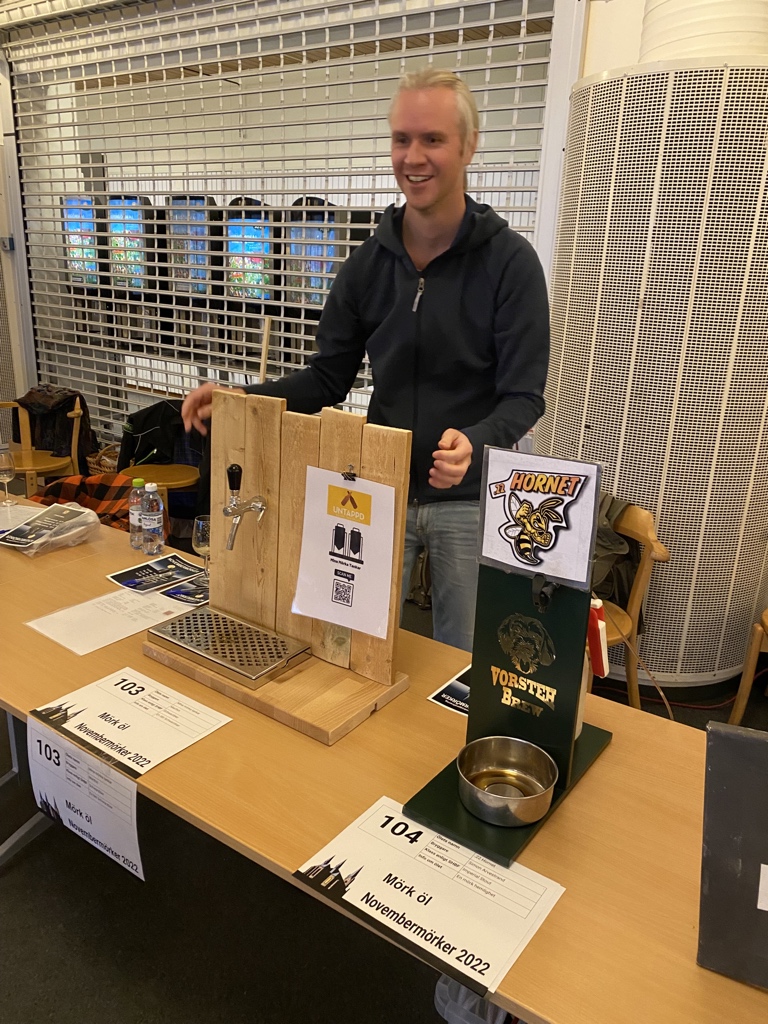 ExaltedBeer's tweet photo. Står och serverar min Lussebulle stout med saffran och russin på Novembermörker i Linköping. 

#Hembryggning #Hembryggare #öl https://t.co/2iOjsu4EAe