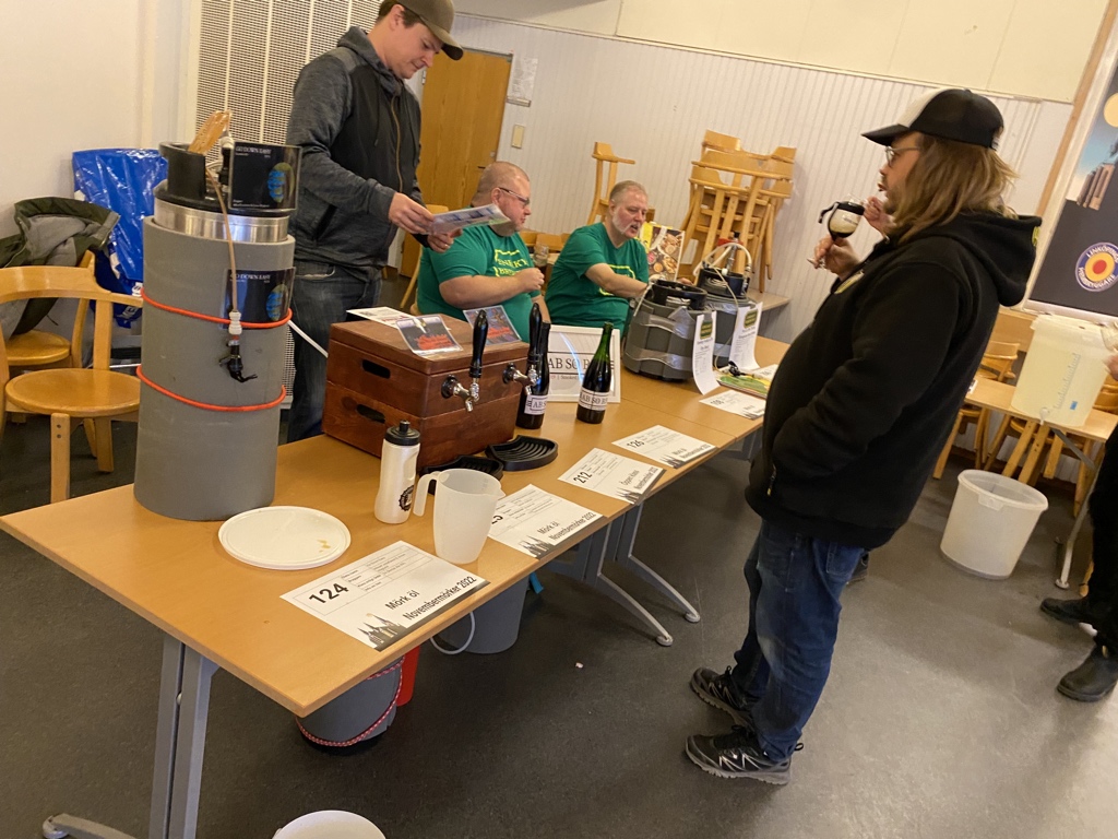 Står och serverar min Lussebulle stout med saffran och russin på Novembermörker i Linköping. 

#Hembryggning #Hembryggare #öl