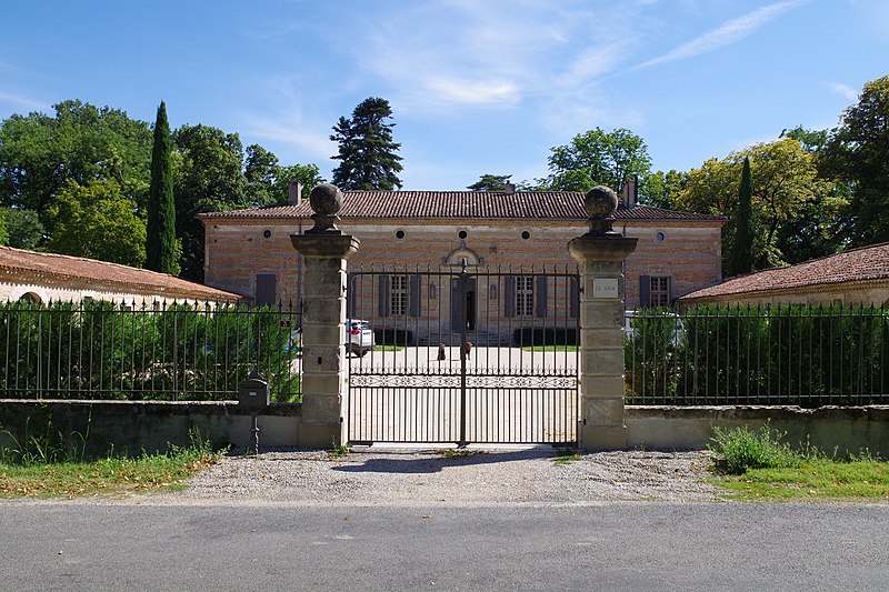 MonumentumFr's tweet photo. Château du Gua à #Lescout (#Tarn) A l'emplacement de l'édifice actuel se trouvait un château féodal construit en 1200. Le château actuel a sans doute été construit vers 1619. La sécurité revenue après les guerre...
Suite 👉 https://t.co/ut0iEr3q9F
#Patrimoine #MonumentHistorique https://t.co/Of8YxJK0D6