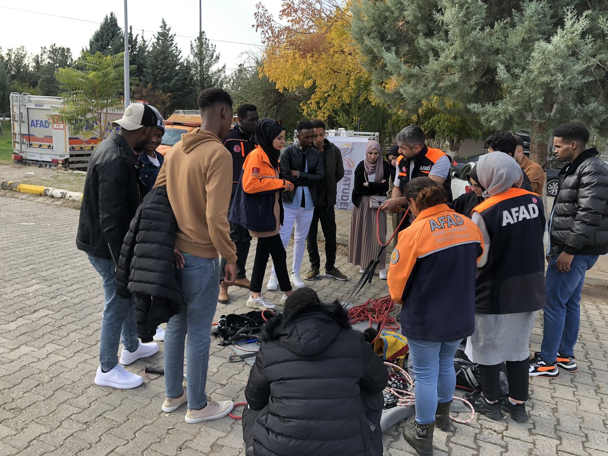 batmanbatuder's tweet photo. AFAD-BATUDER işbirliğiyle misafir öğrencilerimize yönelik “Afet Yönetimi” saha eğitimleri ile V. Oturumu tamamladı. 

V. Oturumda;

-Kurtarma Aracı ve Kurtarmada Kullanılan Malzemelerin Tanıtımı
-Kurtarmada Kullanılan İpler ve Düğümler
-Hasta/yaralı taşıma teknikleri işlendi. https://t.co/cN5TQOuf6K