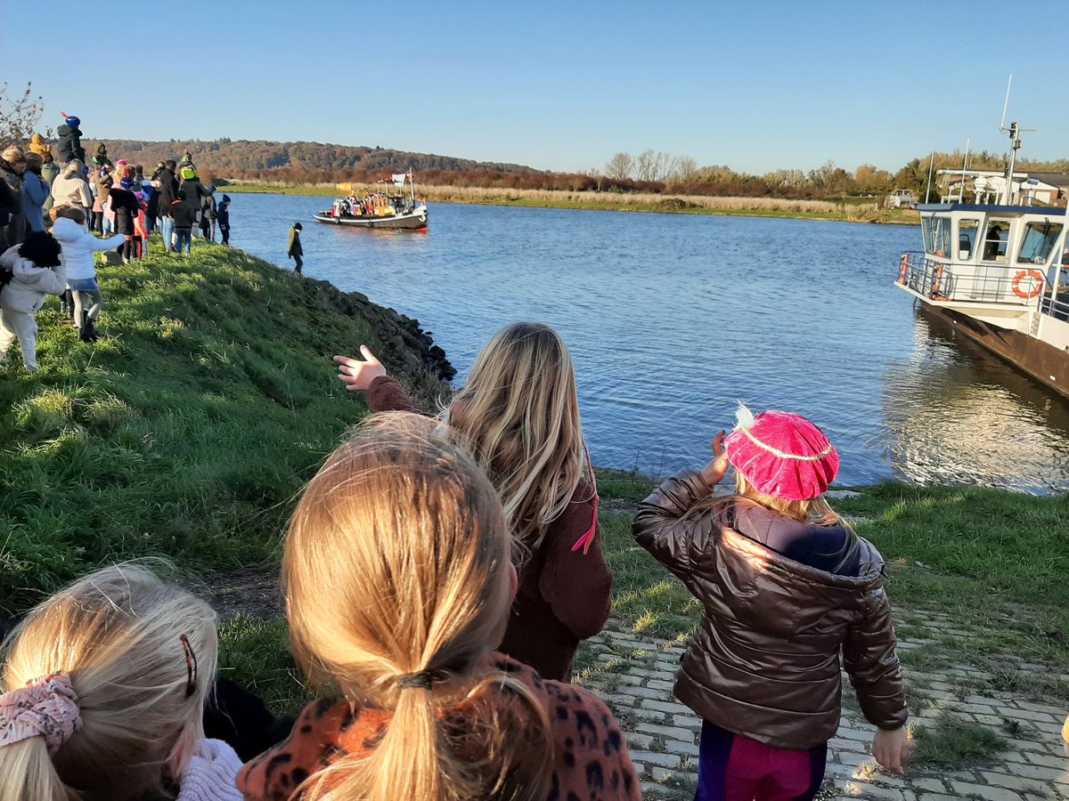 EricWijnacker's tweet image. #opheusden is vanmiddag massaal uitgelopen voor ontvangst Sint Nicolaas en zijn (zwarte) pieten. Intocht in dorp volgde. @dgrivierenland