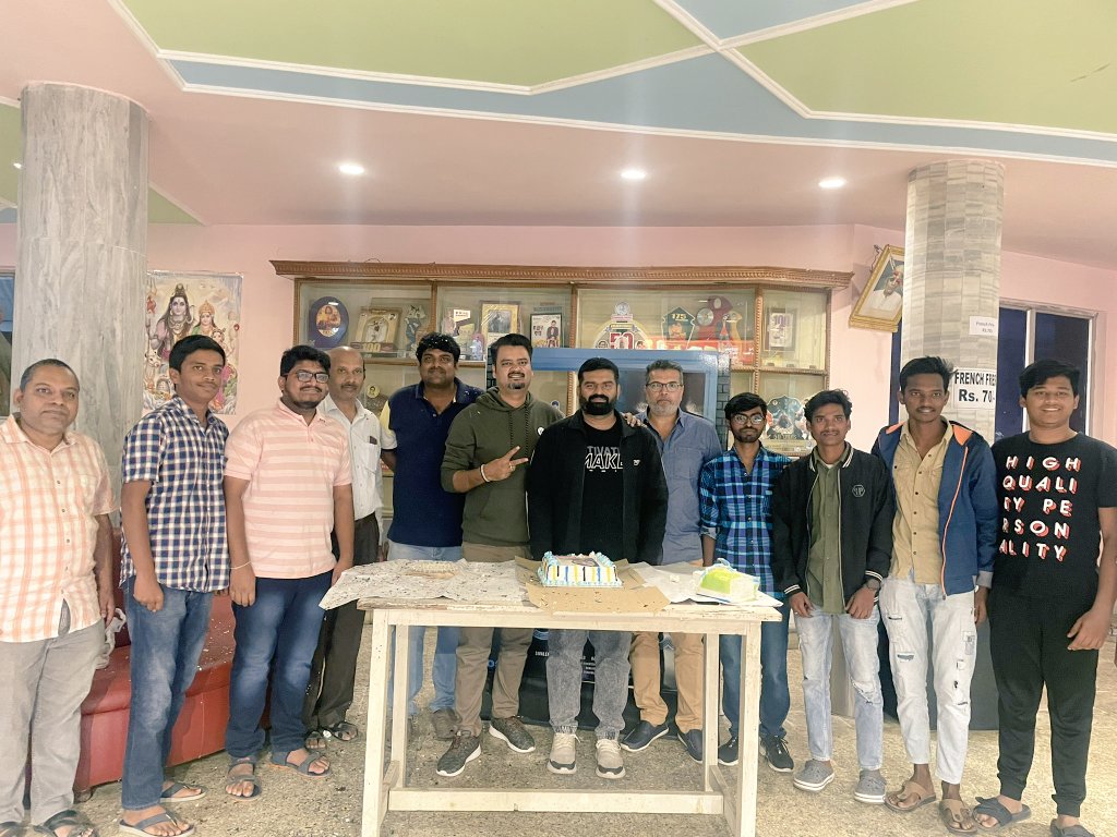 pavan_sammu's tweet photo. BlockBuster Celebrations of #Yashoda
With Duo Directors @hareeshnarayan sir and @harishankaroffi sir with fans at Sudarshan35MM
@Samanthaprabhu2 Love you Paapa โค๏ธ
#BlockBusterYashoda #Yashoda #YashodaTheMovie #YashodaInTheatre #SamanthaRuthPrabhu https://t.co/9RakDEvHOT