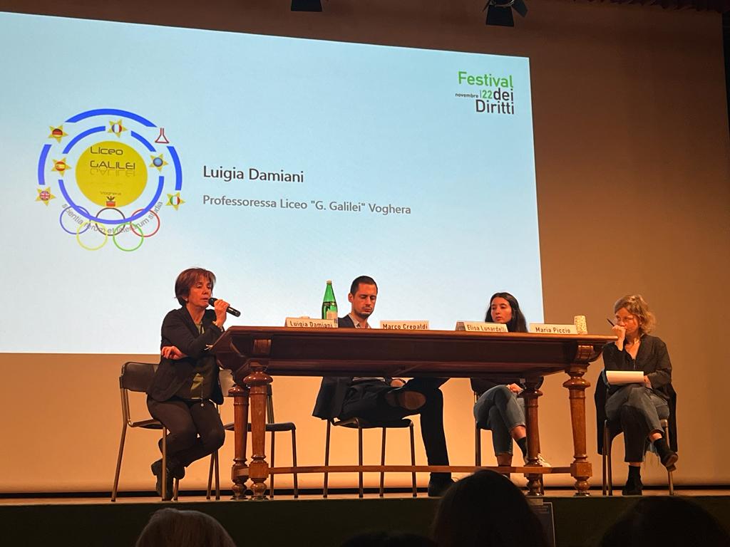 HIKIKOMORI. CON I GIOVANI E PER I GIOVANI: PERCORSI DI SPERANZA PER AFFRONTARE IL RITIRO SOCIALE
VOGHERA, 18 NOVEMBRE 2022 | 11:00
TEATRO SAN ROCCO
Accanto a Marco Crepaldi anche la testimonianza di Luigia Damiani, professoressa del Liceo “G. Galilei”con il triennio scienze umane