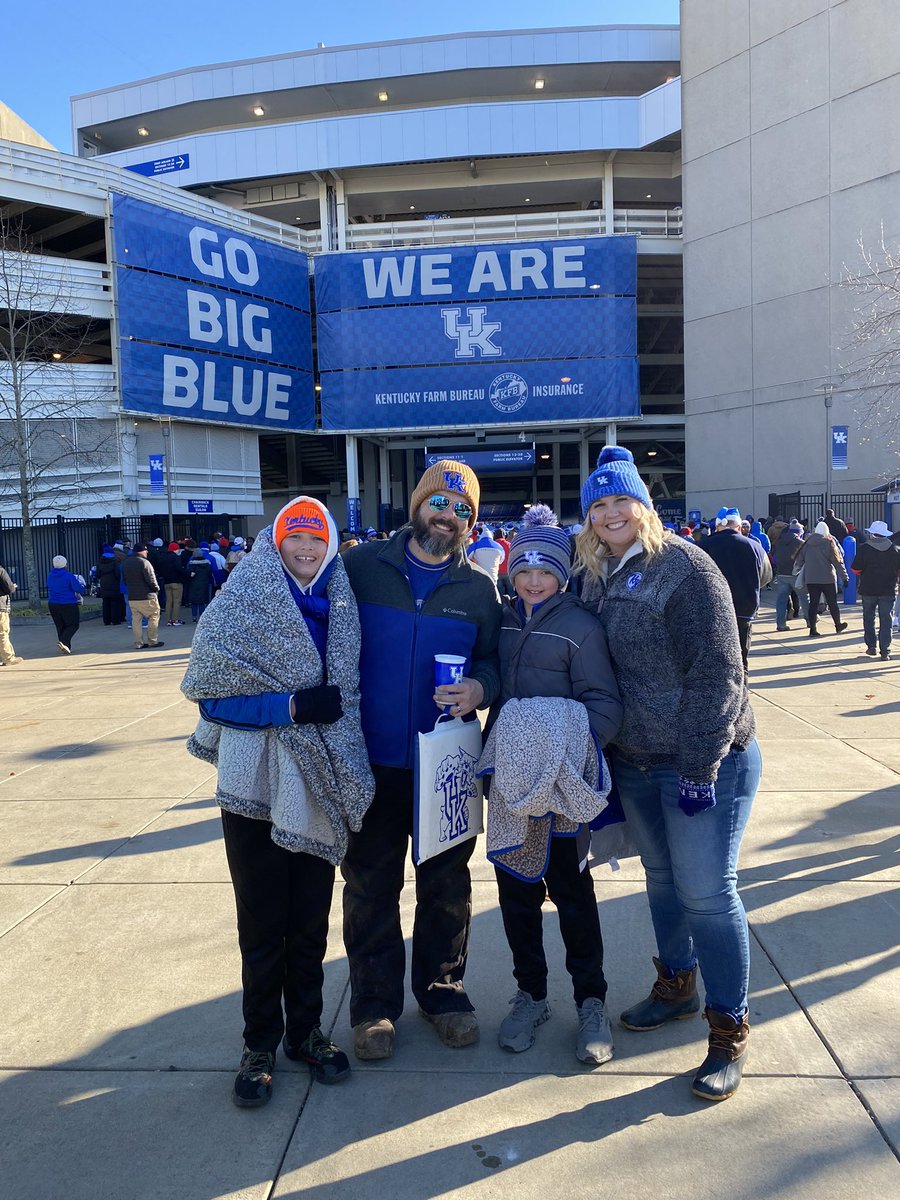 AmandaJnes3's tweet photo. #WeAreUK https://t.co/6qzGCC8W98