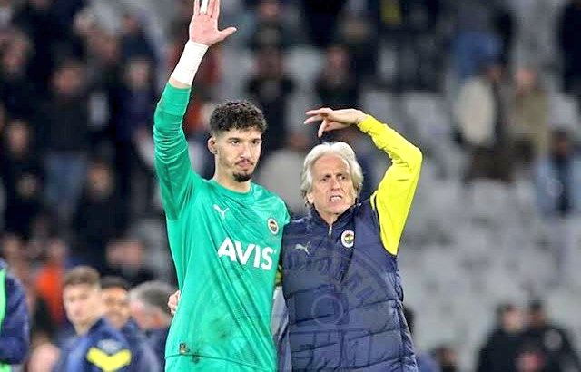 Milli takımda 3. kaleci konumuna getirilse de, ne  kadar formsuz olsa da ona güvenmekten asla vazgeçmeyen Jorge Jesus var..