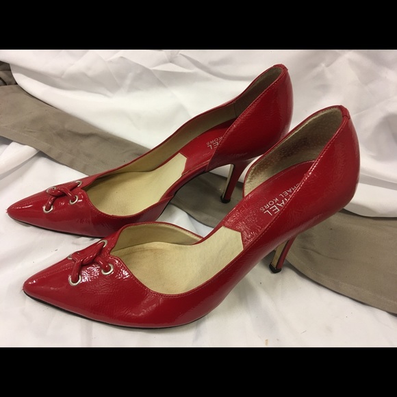 Klarya3's tweet photo. So good I had to share! Check out all the items I'm loving on @Poshmarkapp #poshmark #fashion #style #shopmycloset #michaelkors #refreshments: https://t.co/fIagpeGnR2 https://t.co/n7b18SGVW0
