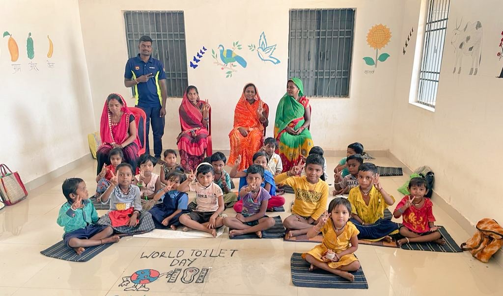 Deeksha12719150's tweet photo. Use the toilet to stay healthy throughout life,today #WorldToiletDay2022  was celebrated in aganwadi
@UNICEFIndia @WVIndia @jobzachariah @swachhbharat https://t.co/MPq0LfXmK5