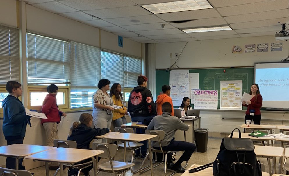CalvertSS's tweet image. Calvert SMOB Maggie Rathgeb teaching a workshop at the MASC conference. Numerous CASC students lead sessions for their peers. Calvert leads!
