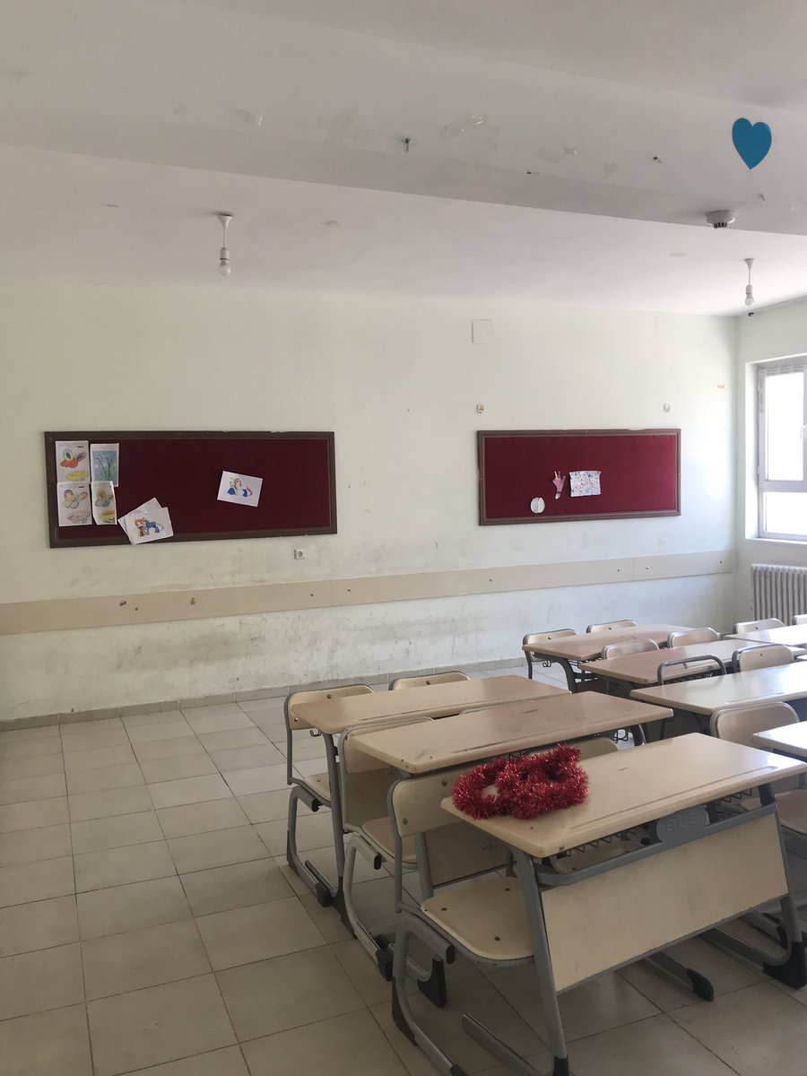 SahkulubeyH's tweet photo. Bir haftalık ara tatili fırsat bilerek okulumuzun iç mekanlarını boyattık.Okulumuzun tüm eksikliklerini elbirliğiyle tamamladık,emeği geçenlere teşekkürler.@mahmutdemirttas @Murat69_Demir @AhmetBilen0647 @DlcekB https://t.co/XM8nl2jMxG