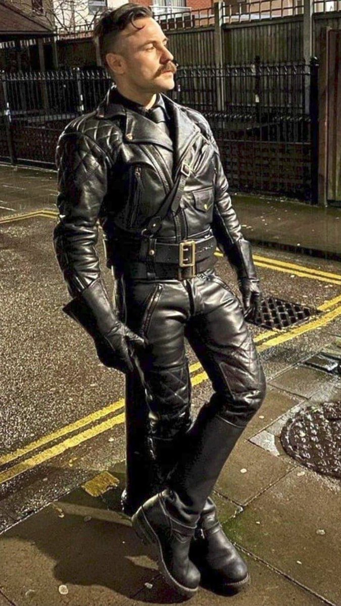 LthrTrooper's tweet photo. Damn he's hot https://t.co/74f1hPNFdz