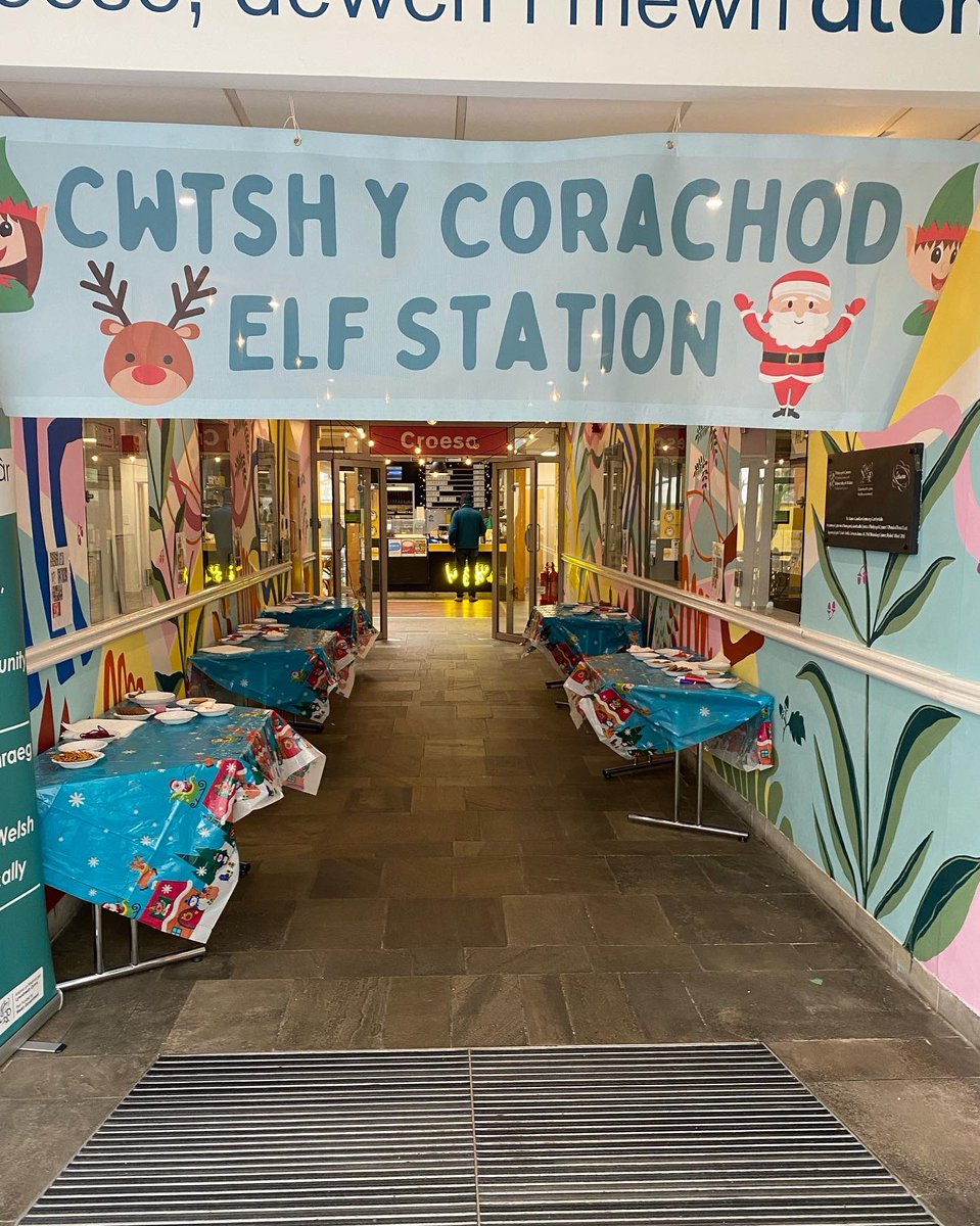 Dros 300 o blant ac oedolion wedi mwynhau addurno bisgedi gyda corachod Yr Atom heddi 🍪🎄 

Over 300 children and adults enjoyed decorating biscuits with Yr Atom elves today 😋 

@MenterGSG <a href="/BidCarmarthen/">BID Carmarthen</a> <a href="/caffir_atom/">Caffi'r Atom</a>
