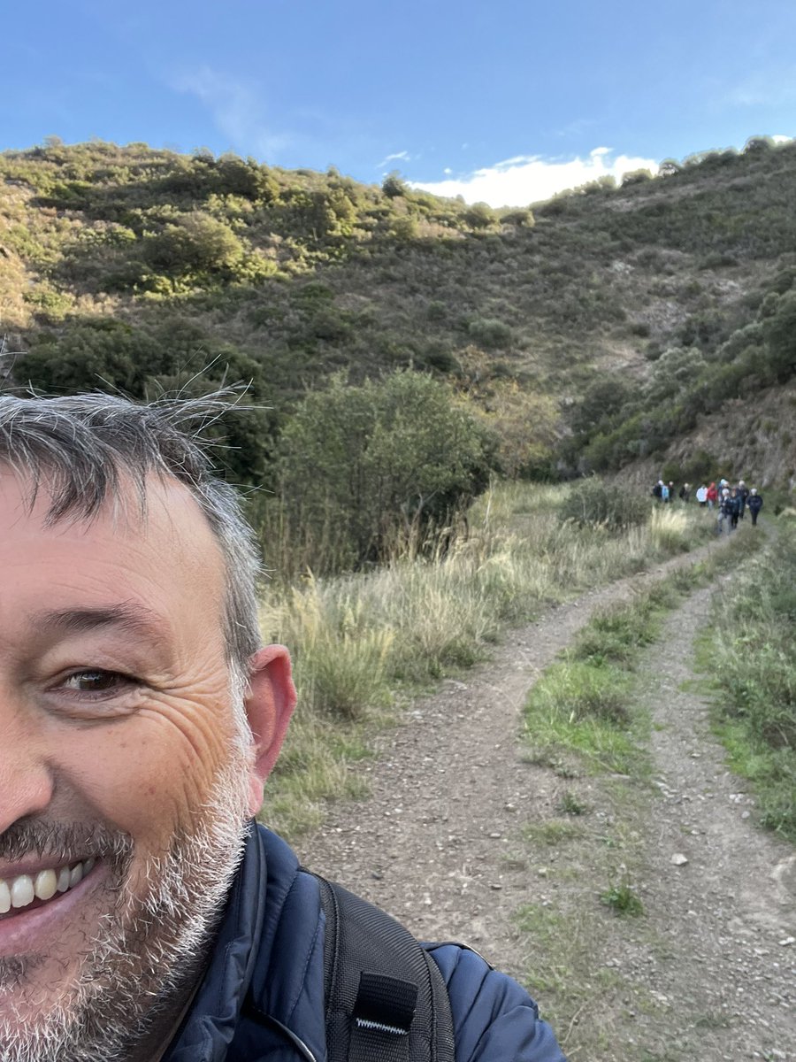 Josepmcervera's tweet photo. Avui hem caminat des de diferents punts fins al #colldeBanyuls per reclamar una vegada més la lliure circulació entre l’Empordà i el Roselló que l’estat francès bloqueja incomplint el Codi de fronteres Schengen. #esborremlafrontera #venimdelnordvenimdelsud https://t.co/OocBXG9mSY