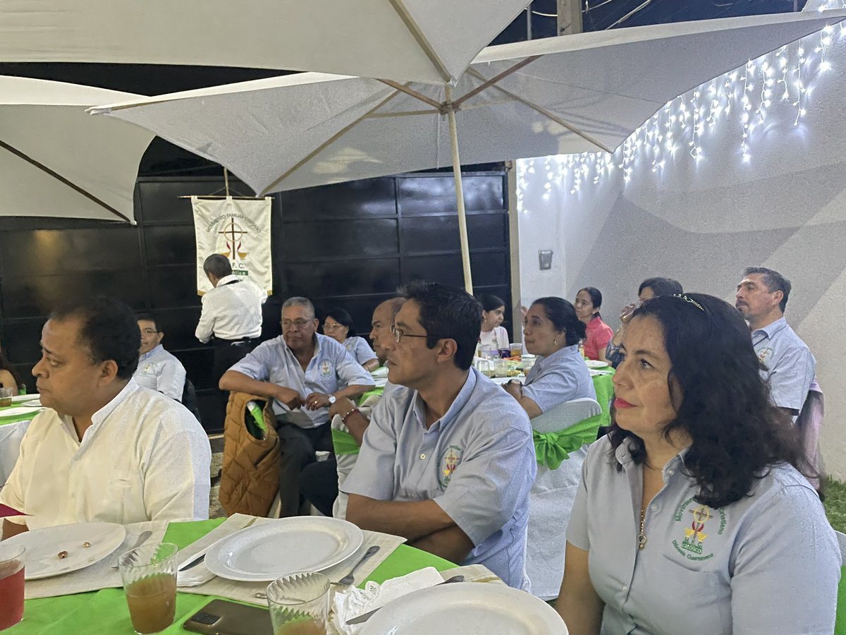 MonsRamonCastro's tweet photo. En una cena hemos tenido la información de tres años del trabajo pastoral del MOVIMIENTO FAMILIAR CRISTIANO (MFC).
Es el primero después de la pandemia! 
A Dios gracias y al trabajo de los coordinadores,
a diferencia de otras diócesis, no fue muy grave la diáspora de miembros! https://t.co/QXdyrMtbvV