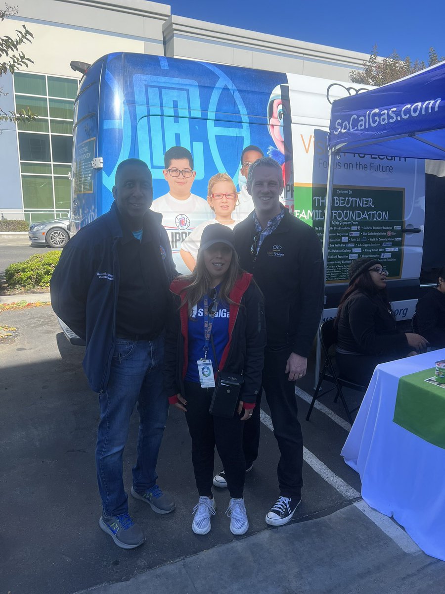 kscott_SoCalGas's tweet photo. Out in San Bernardino at the @TerranceStone Turkey giveaway with @VisionToLearn They are doing free eye exams and eye glasses for kids 5-18. @socalgas is proud to partner with these great organizations. #gladtobeofservice https://t.co/abfC8WTn5c